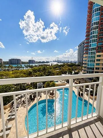 Building Photo - 400 S Pointe Dr #707