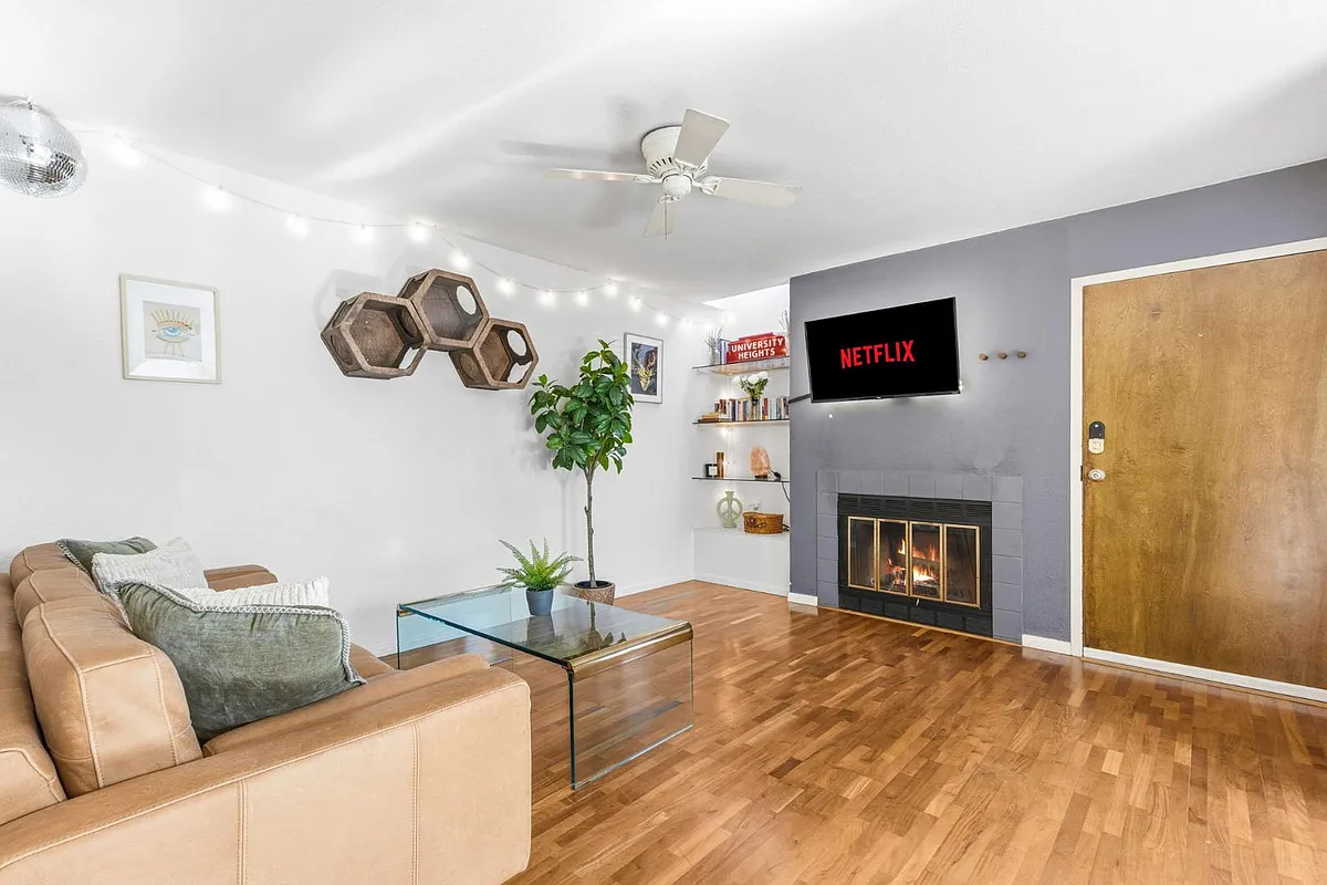 Unit Photo - 4666 Mission Ave #7