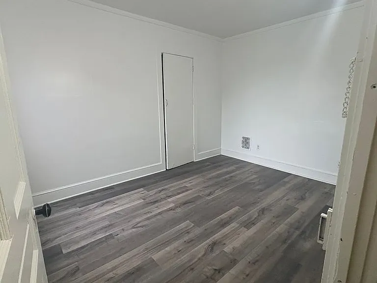 504 Wallace St — Photo 9