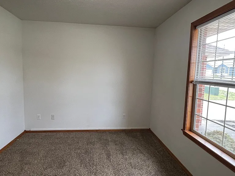 414 S Michelle Ave — Photo 10