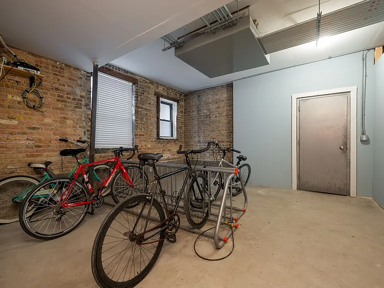 920 W Oakdale — Photo 15