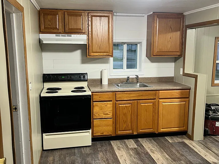 576 N Sandusky St — Photo 3