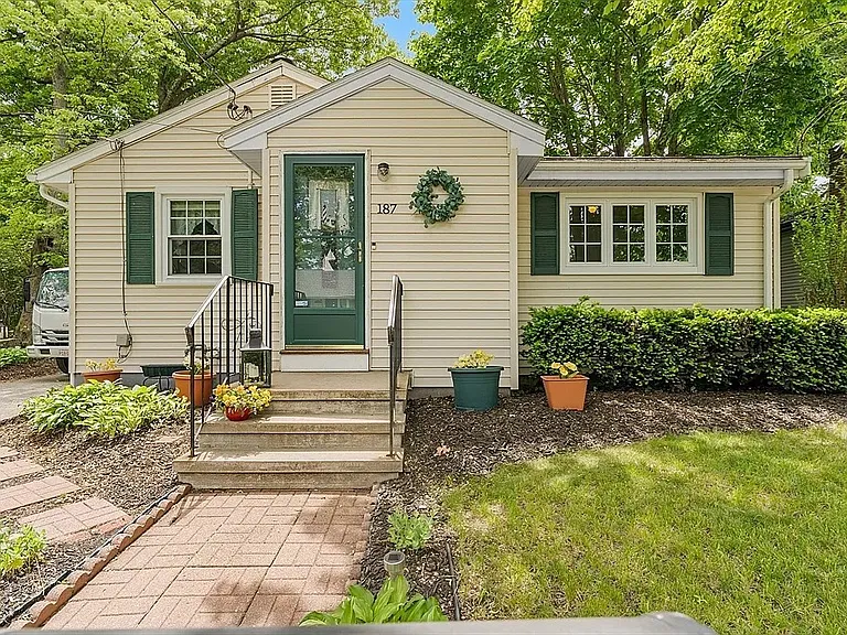 187 Riverview St — Photo 1