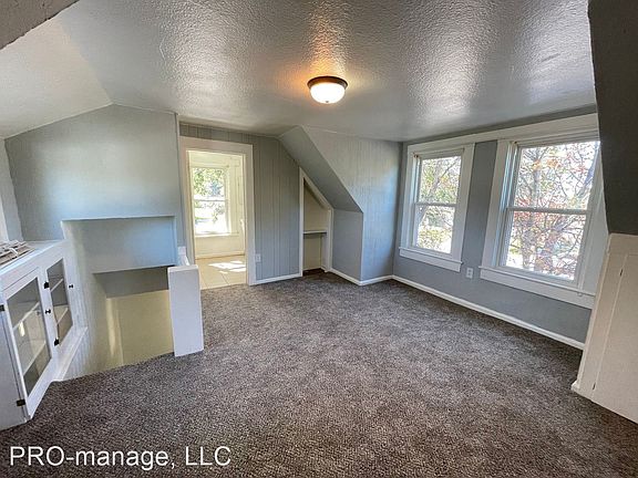 4th image of 1014 1/2 Blaine Ave