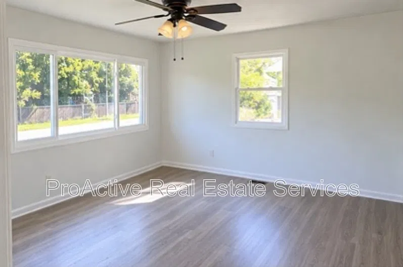 3 bed, 1.0 bath, 839 sqft, $1,560 — Photo 3