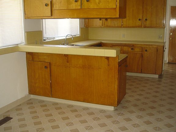 2nd image of 936 Lincoln Ave