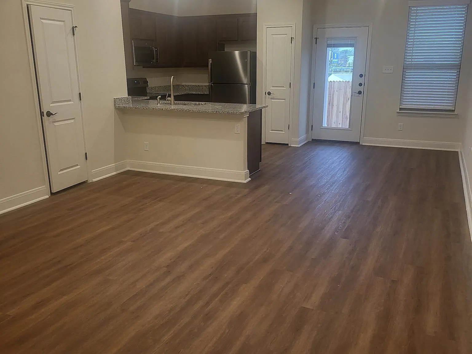 3 bed, 2.5 bath, 1357 sqft, $1,800 — Photo 2