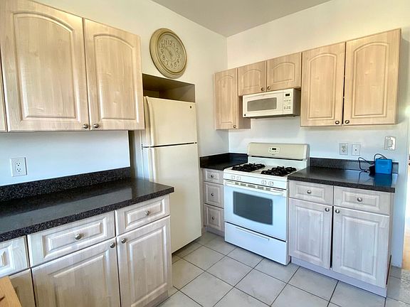 3rd image of 77 Cayuga Ave Floor 2