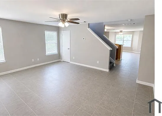 4 bed, 2000 sqft, $2,400 — Photo 2