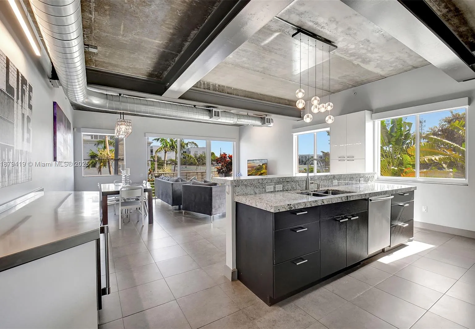 Mark Downtown Condo — Photo 4