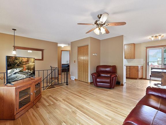 3rd image of 1437 Meadowmoor Dr NE