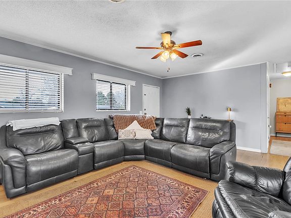 3rd image of 139 Louise Dr