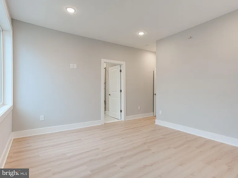 1933 N Leithgow St #35-1 — Photo 16
