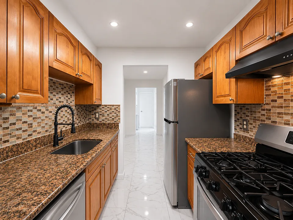 915 Jefferson Ave #2C