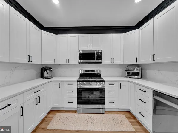 126 Timberlake Dr, Ewing, NJ 08830