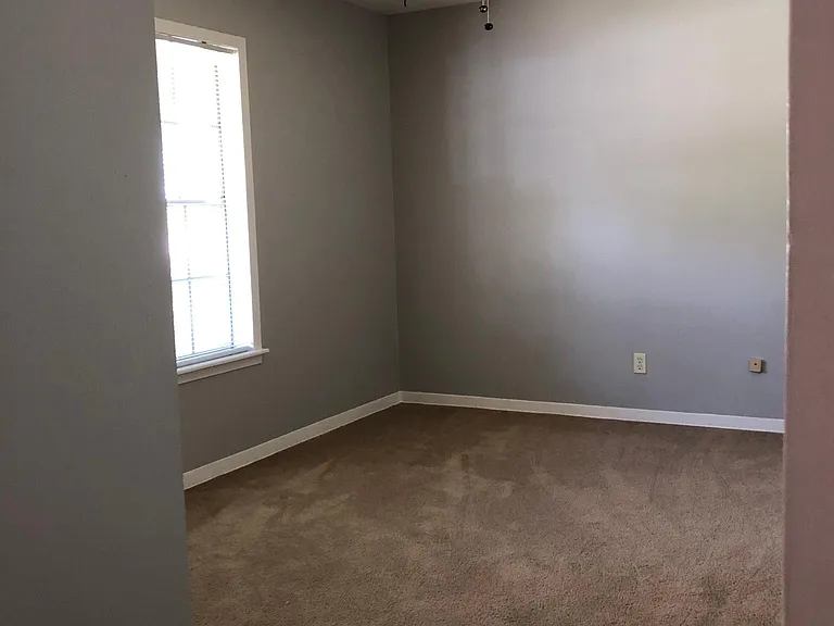1301 Glade St — Photo 11