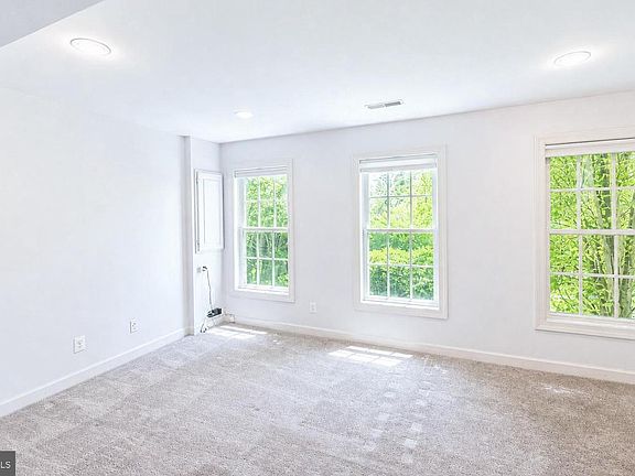 5th image of 1302 Hendrix Ln