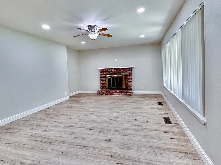 655 Mariposa Ave — Photo 6