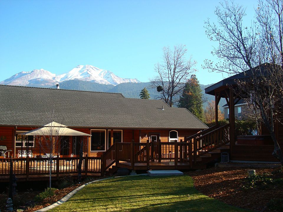 Wonderful backyard great for entertaining & relaxing.