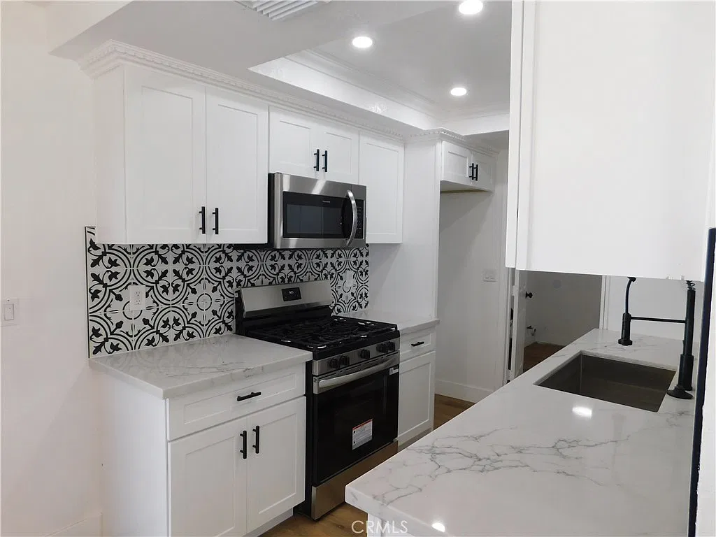3 bed, 1280 sqft, $3,100 — Photo 2