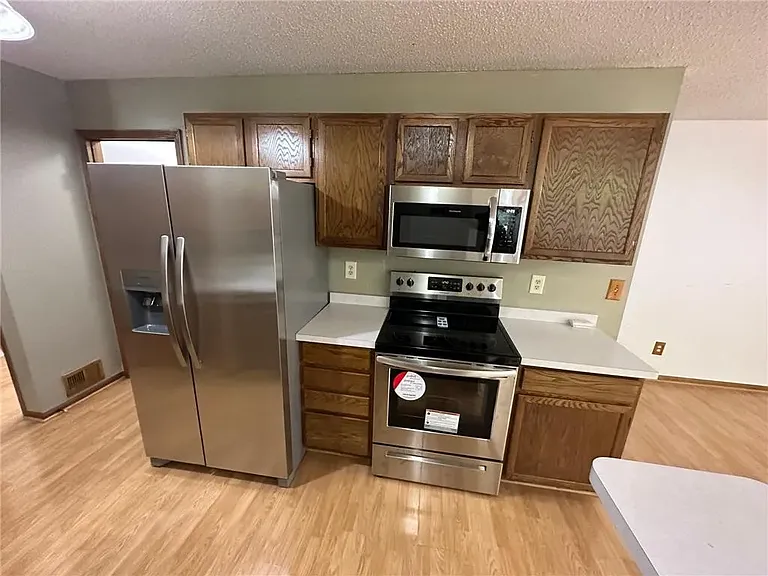 Kitchen Microwave, Stove/Oven & Refrigerator