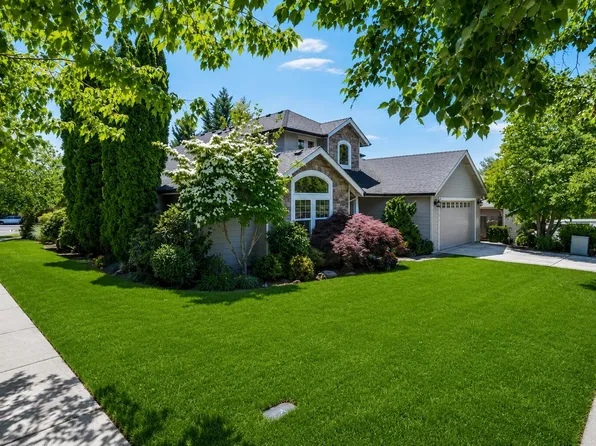 3880 Crystal Springs Dr, Medford, OR 97504