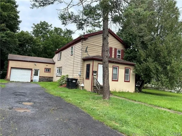 1722 Valley Dr, Syracuse, NY 13207