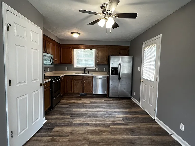 578 Somerset Ln — Photo 3