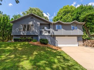 2322 Camelot Ave NW, Cedar Rapids, IA 52405