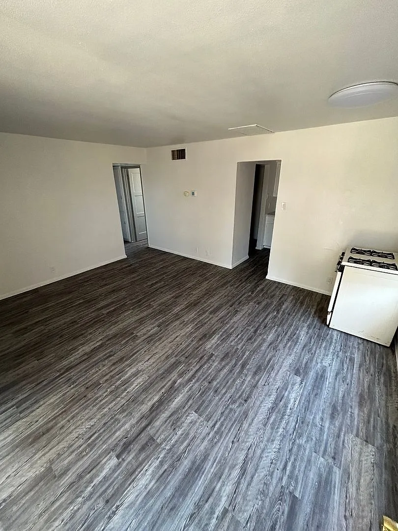 2 bed, 1.0 bath, 685 sqft, $1,199 — Photo 2