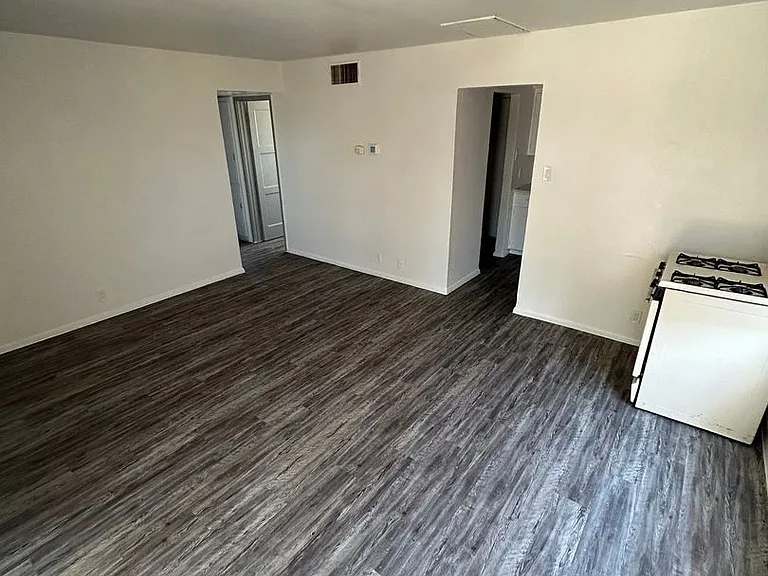2511 E Cameron Vis — Photo 2