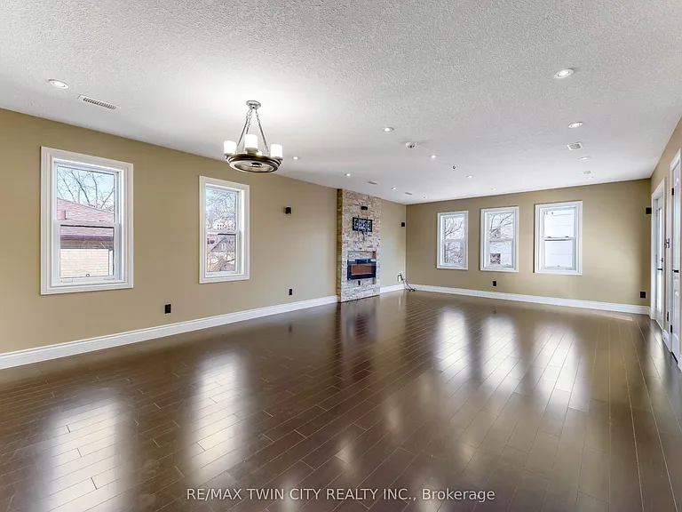 561 Queen St S #UPPER — Photo 7
