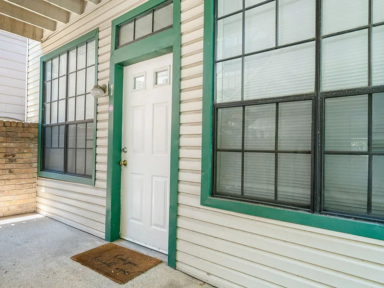 2300 Leon St #101 — Photo 28