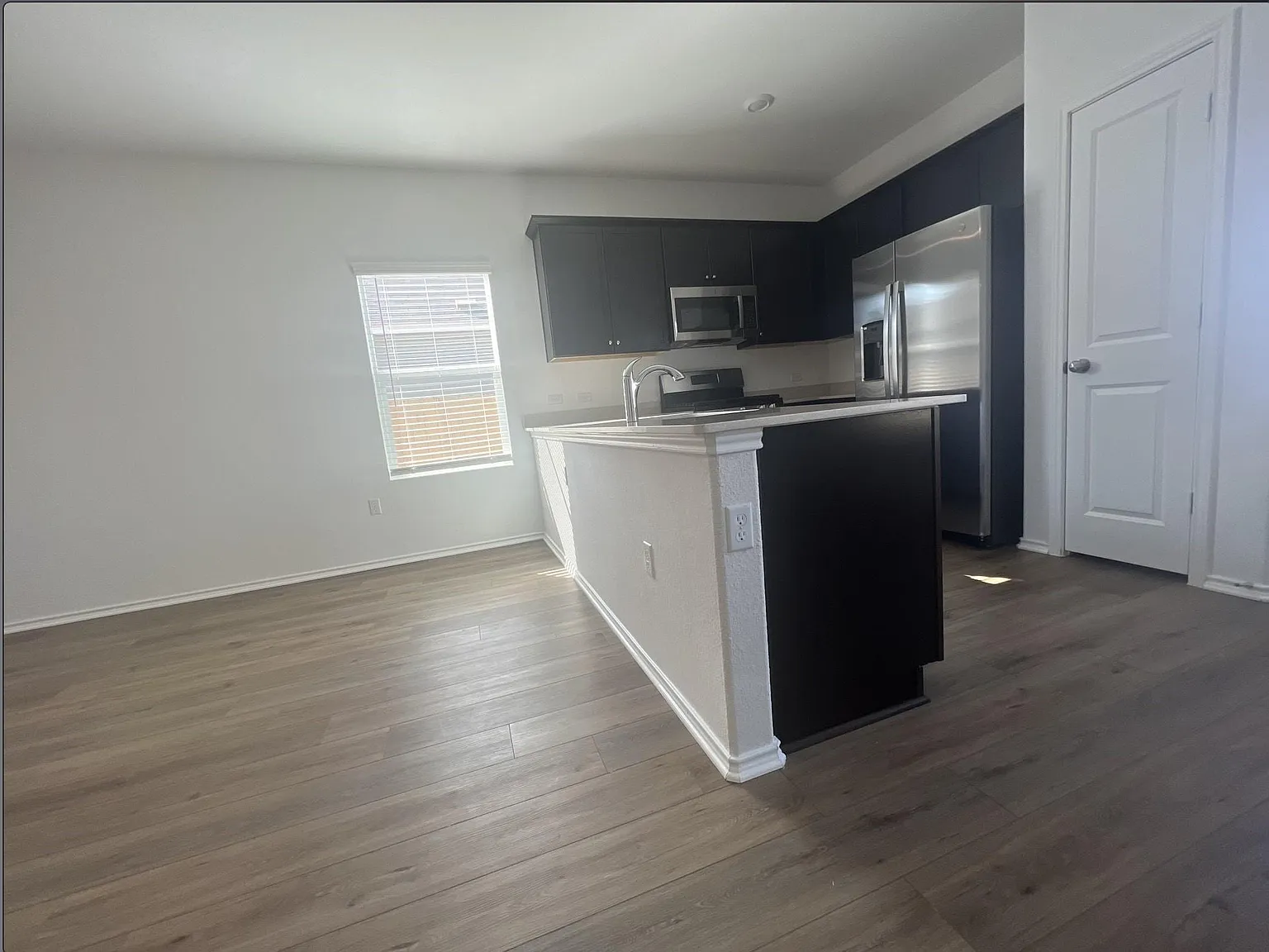 3 bed, 2.0 bath, 1217 sqft, $2,105 — Photo 3