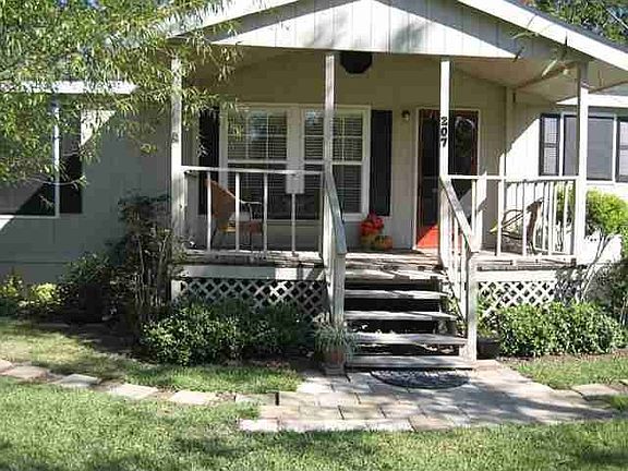 3rd image of 207 Royalwood St