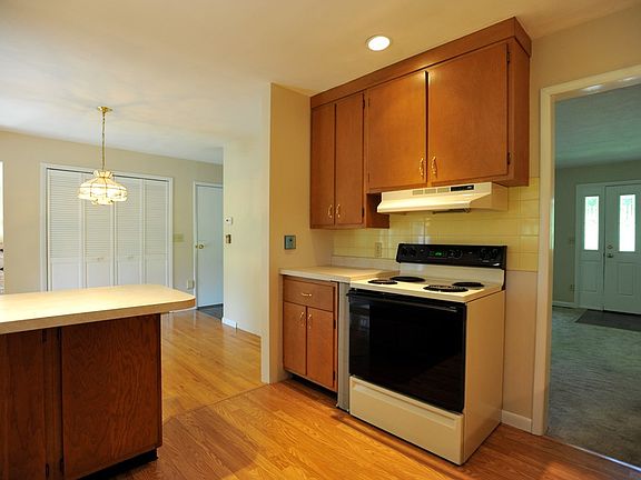 5th image of 203 Wisteria Way