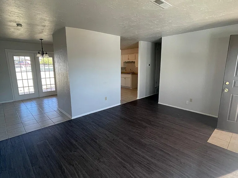 2100 Queensbury Rd — Photo 2