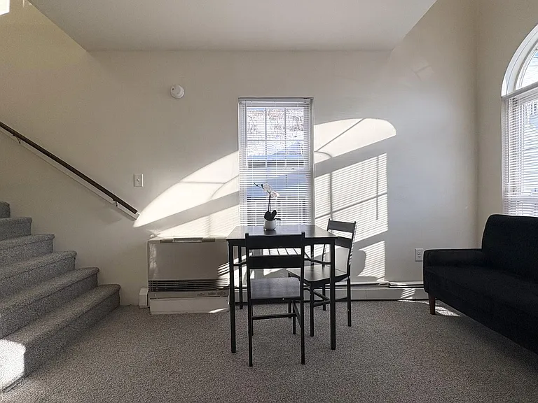 171 Oak St #1R — Photo 2