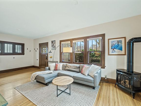 5th image of 627 Thomas Ave N