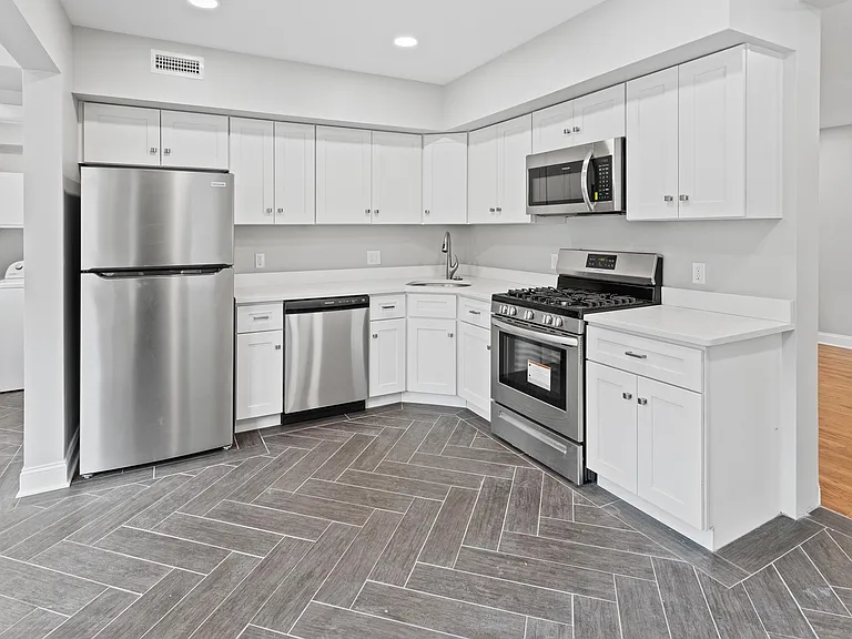 731 E Elm St — Photo 13