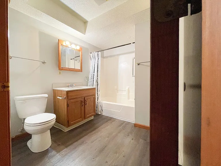 Spacious Northside Apartments — Photo 9