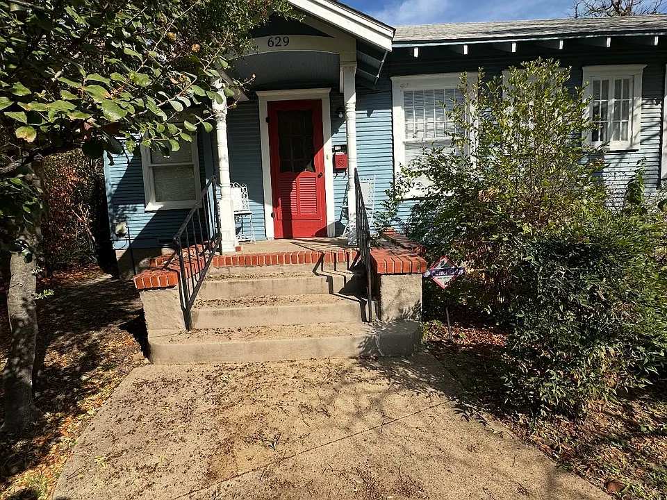 629 E College St #629