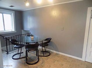 709 Clinton Ave APT 2, Grand Haven, MI 49417