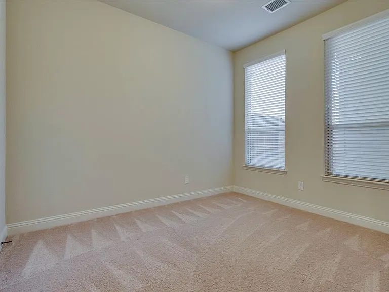 4221 Broadway Ave — Photo 7
