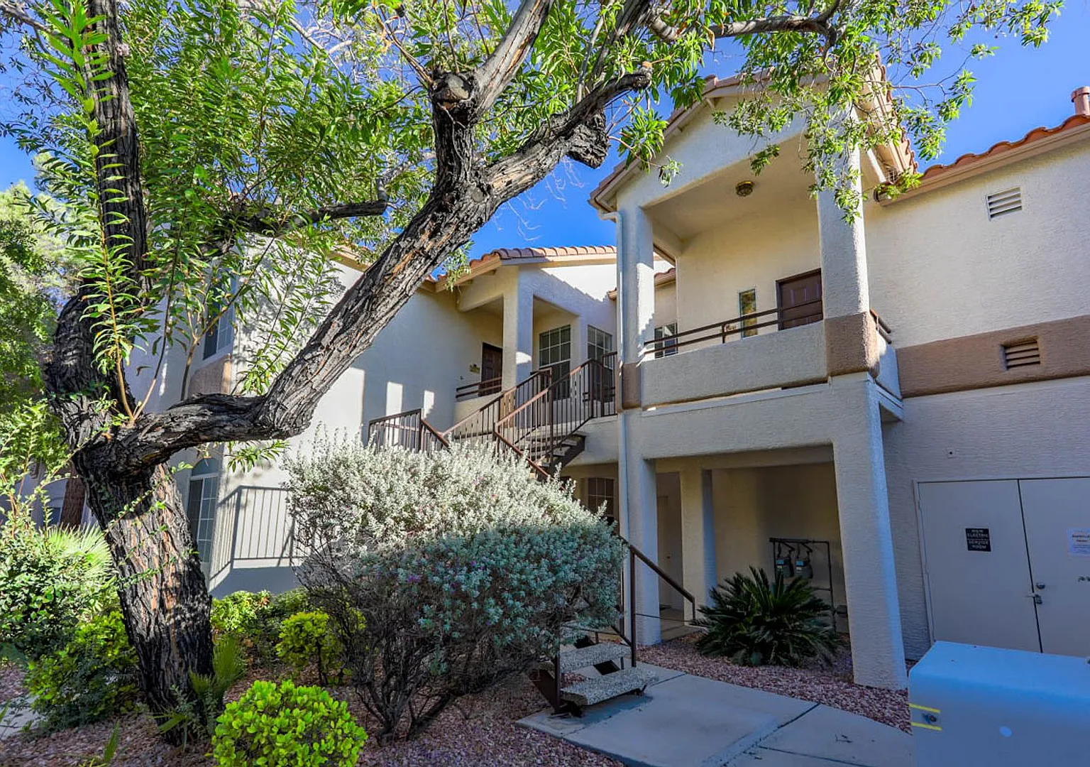 2 Bedroom 2nd Floor West Vegas Condo With 1 Car Garage — Photo 1
