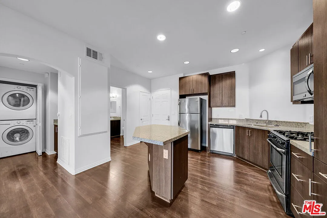 1 bed, 1.0 bath, 715 sqft, $2,195 — Photo 2