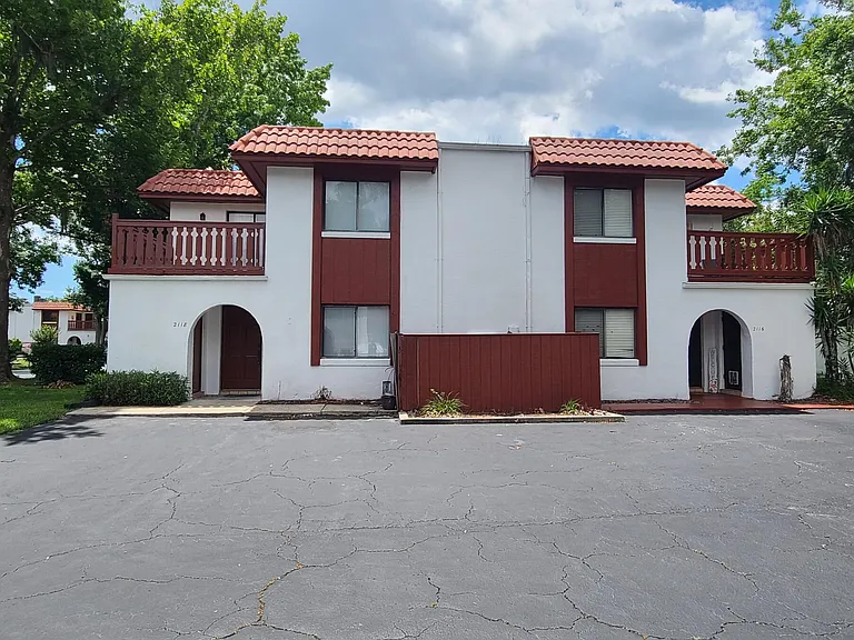 2118 Oak Meadow Cir — Photo 2