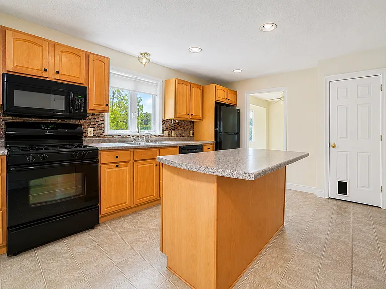 38 Warren Rd — Photo 11