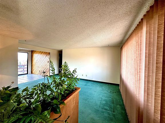 4th image of 632 33rd Ave NE