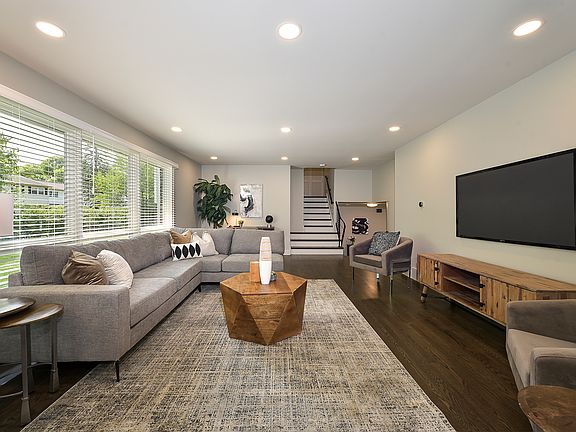 5th image of 511 W Noyes St